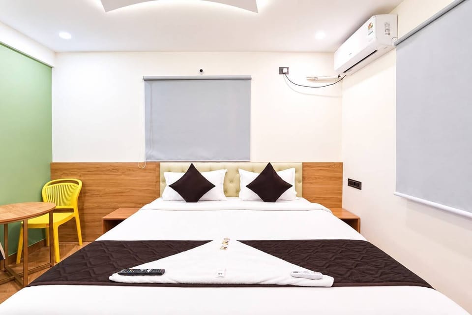 Deluxe Room, City View | Desk, laptop workspace, soundproofing, WiFi (free)