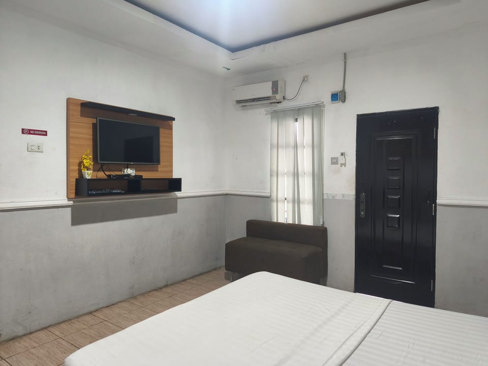 Deluxe Double Room | Desk, WiFi (free), bed sheets