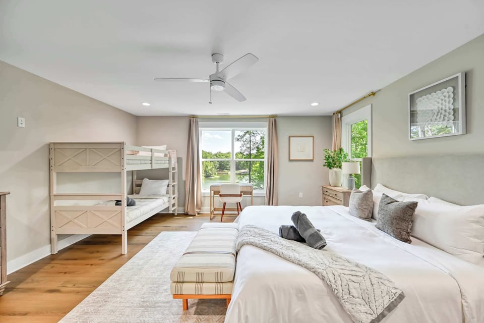 Bunk Room Bliss: Bright space with twin bunks and serene views for unforgettable family getaways!