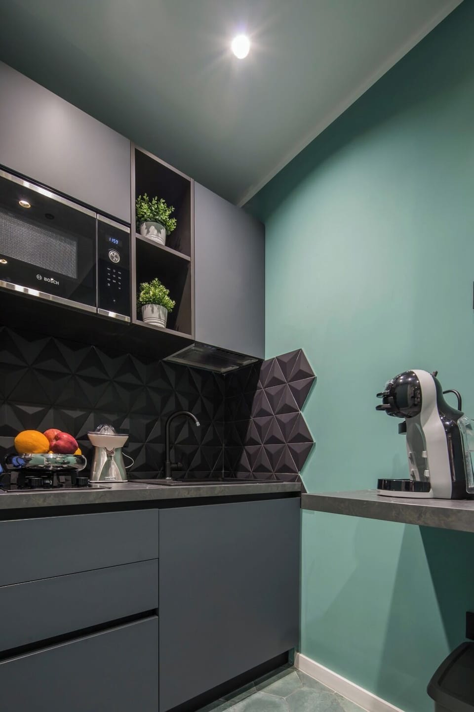 Family Quadruple Room | Shared kitchen | Microwave, stovetop, cookware/dishes/utensils