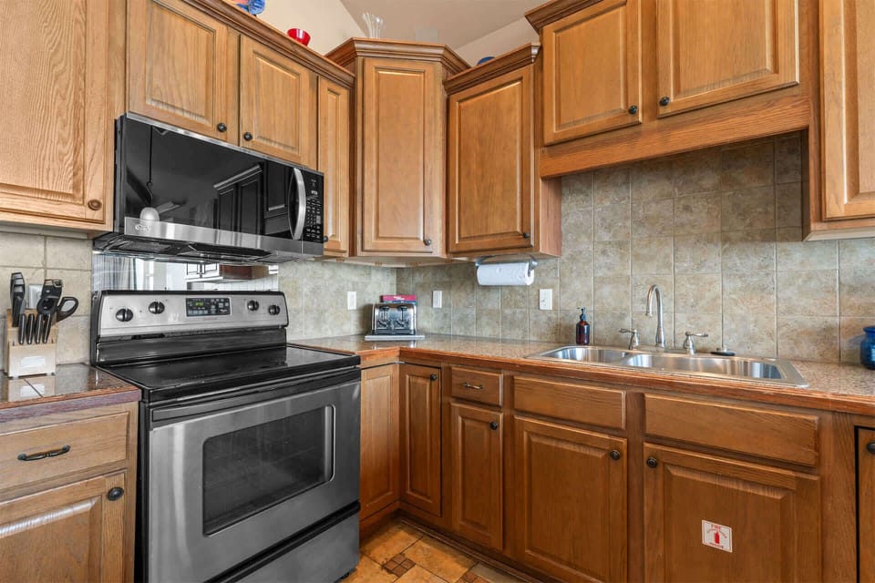 Condo, Multiple Beds (The Smirnoff Suite) | Private kitchen