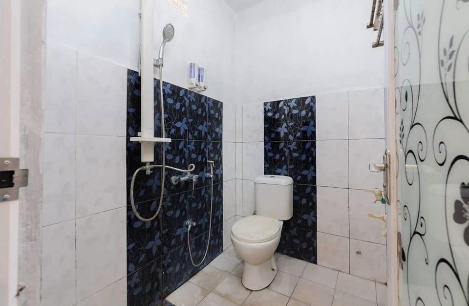 Deluxe Double Room | Bathroom | Shower, rainfall showerhead, free toiletries, towels