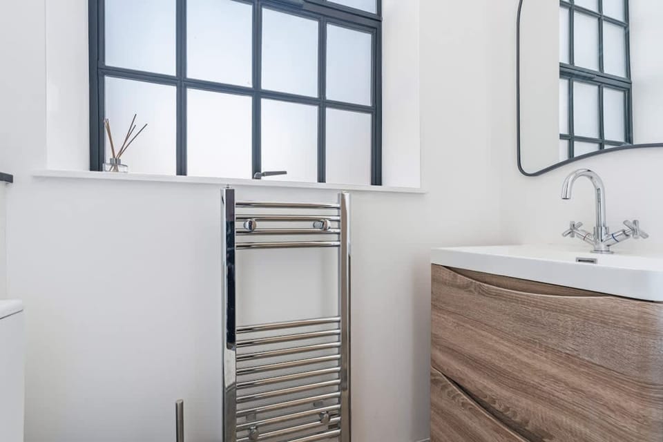 Stylish 2BR Apt Near City Centre - 2 Ensuites Wifi Apartment in Birmingham
