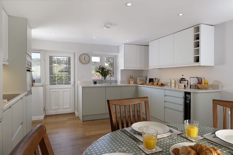 Claire's Cottage Kitchen - StayCotswold