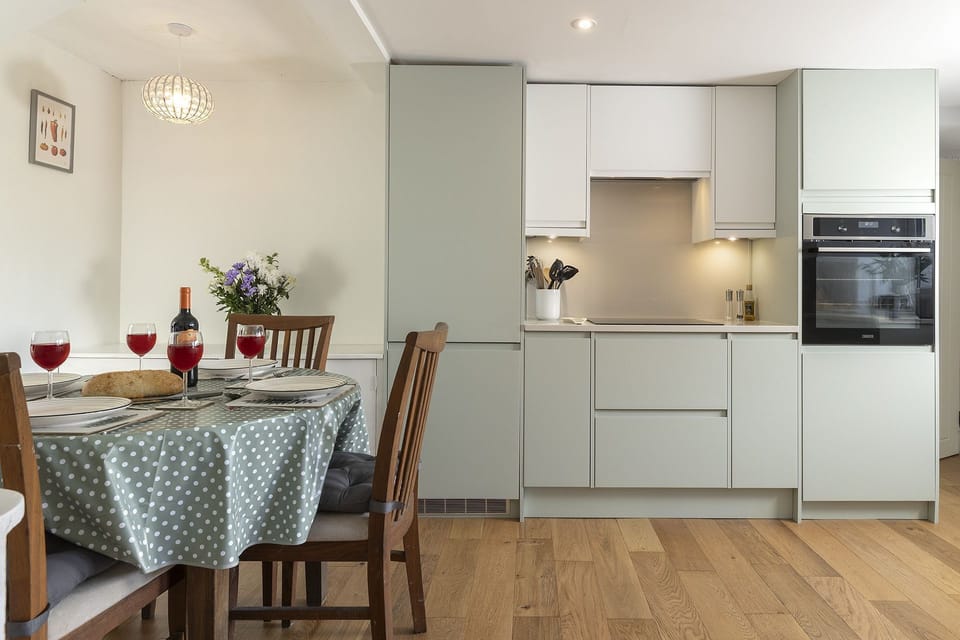 Claire's Cottage Kitchen - StayCotswold