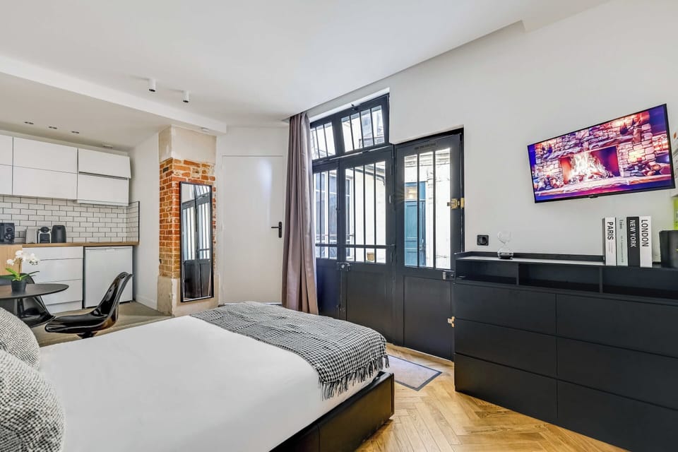Charming Studio 2P - Canal Saint Martin Apartment in Paris