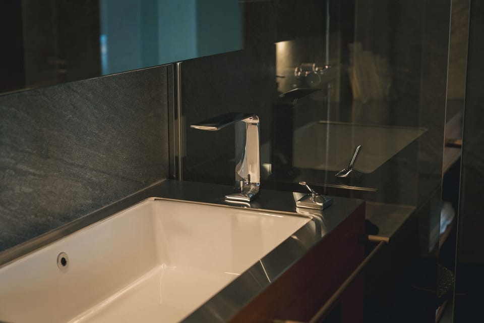 Deluxe Twin Room, 2 Queen Beds, Non Smoking | Bathroom | Separate tub and shower, free toiletries, hair dryer, slippers