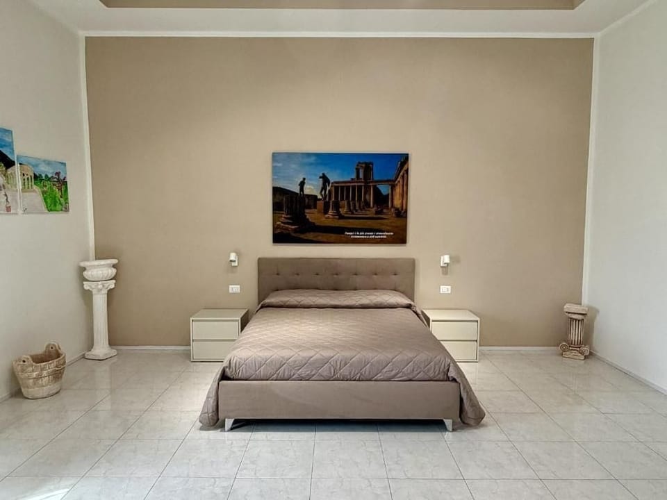 Suite Pompeii | Premium bedding, down comforters, memory foam beds, minibar