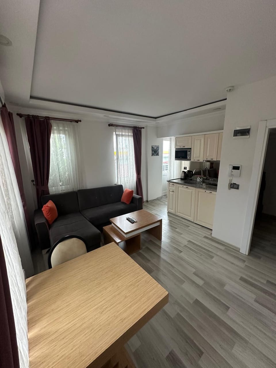 Comfort Suite, 1 Bedroom, Balcony | Living area | 80-cm Smart TV with satellite channels