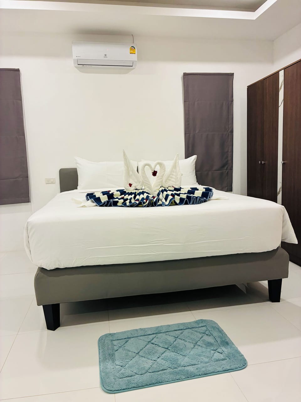 Desk, laptop workspace, iron/ironing board, WiFi (free)
