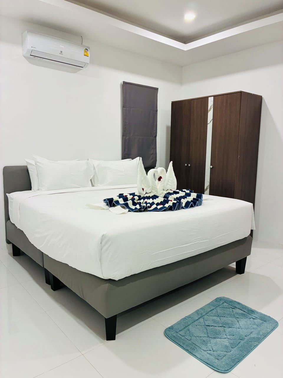 Desk, laptop workspace, iron/ironing board, WiFi (free)