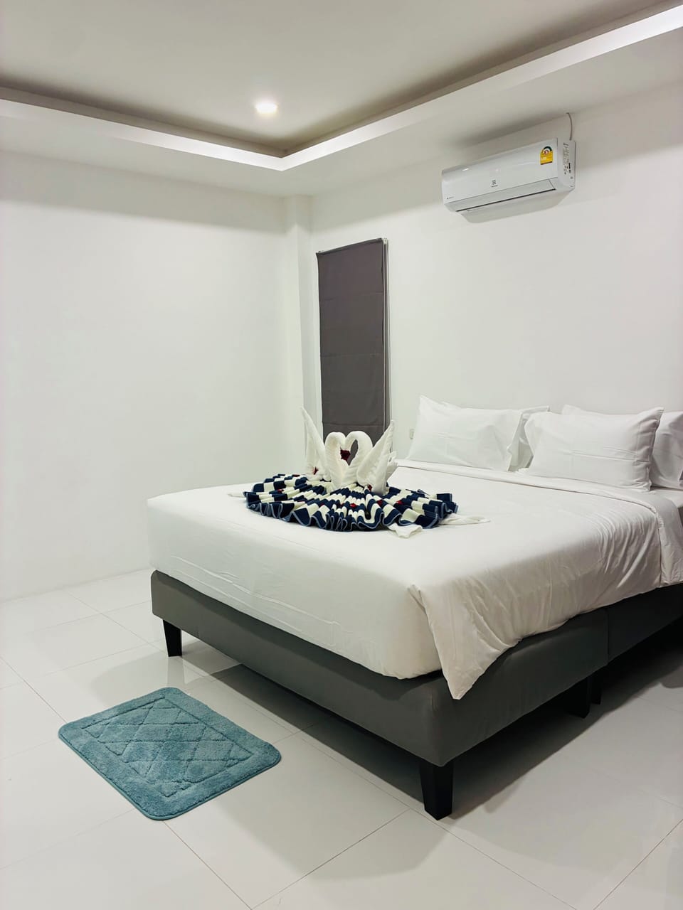 Desk, laptop workspace, iron/ironing board, WiFi (free)