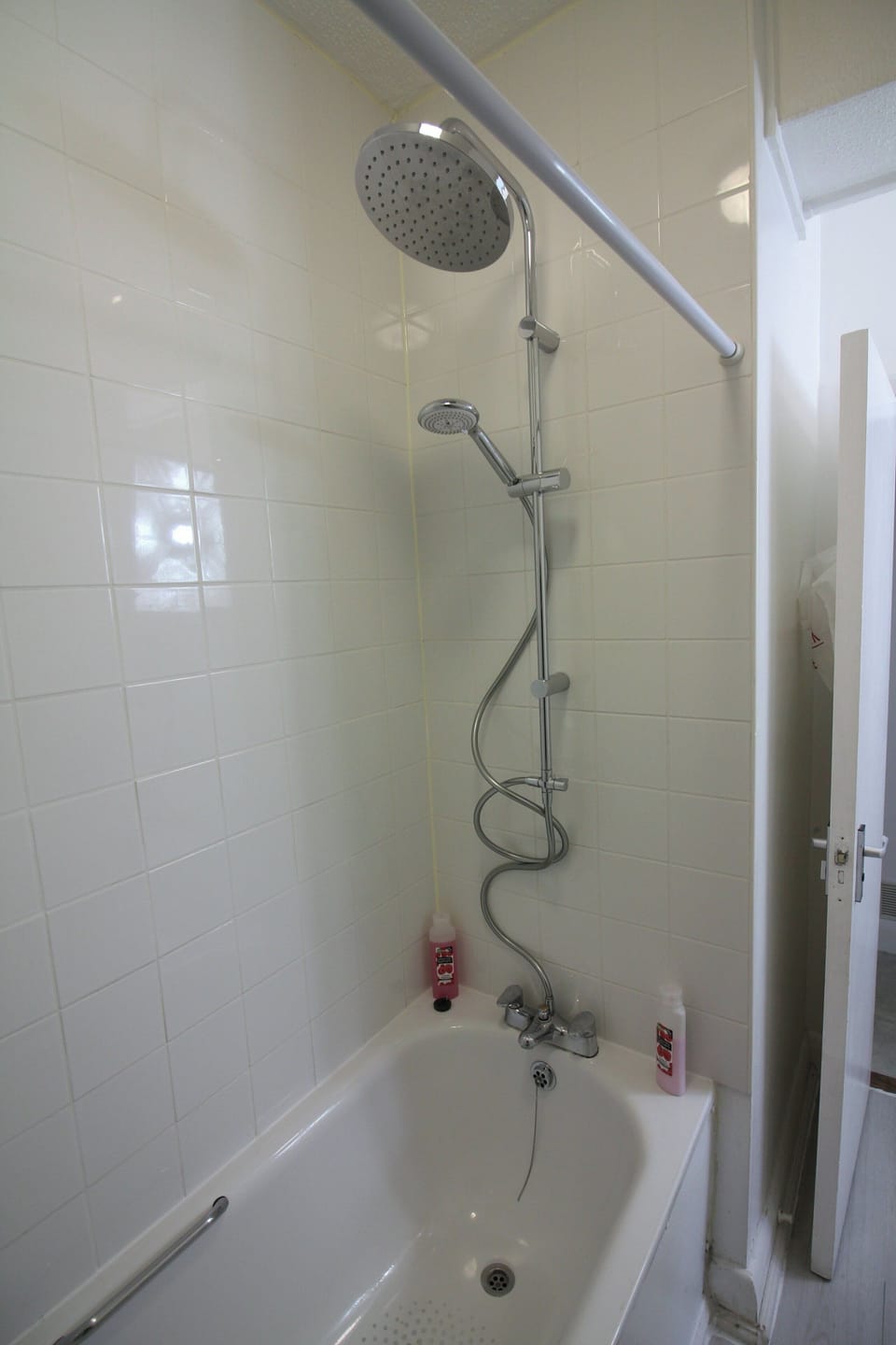 Combined shower/tub, deep soaking tub, hair dryer, towels