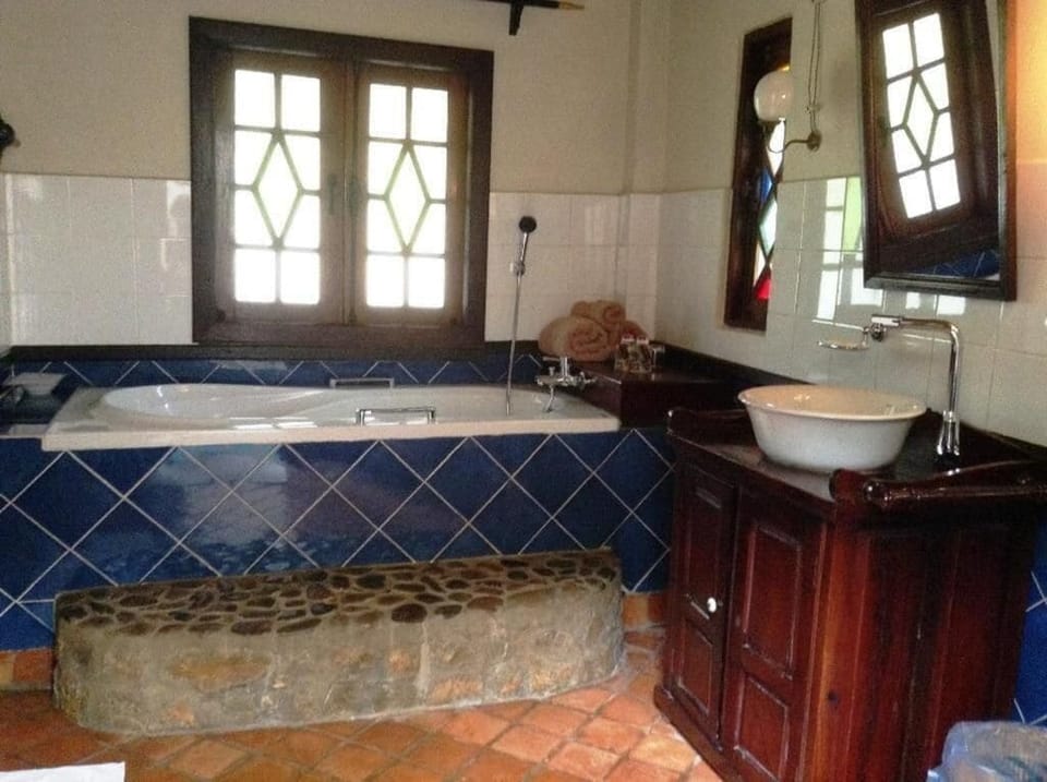 Superior Bungalow, Balcony, River View | Bathroom