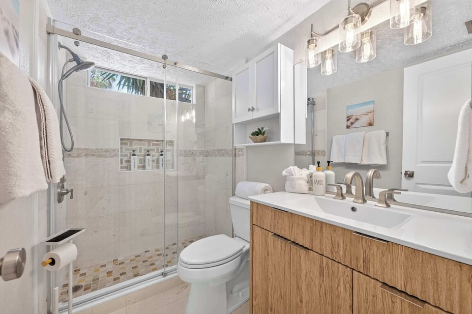 Fresh & Spotless Bathroom – Modern Fixtures and Coastal Clean