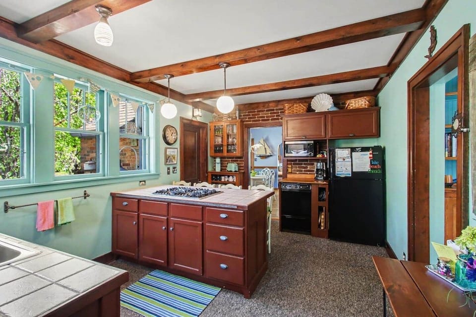 Kitchen with gas cooktop