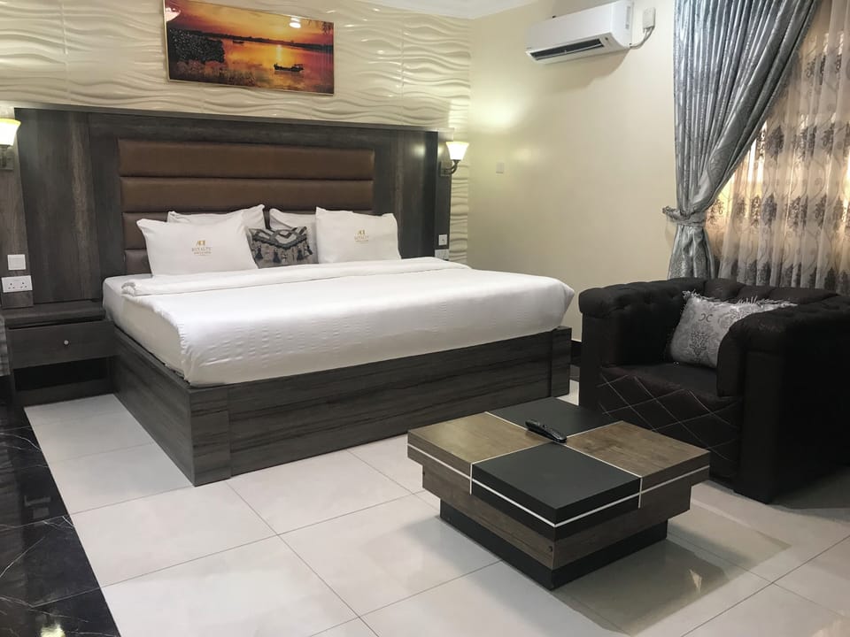 Executive Suite | In-room safe, laptop workspace, blackout drapes, WiFi (free)