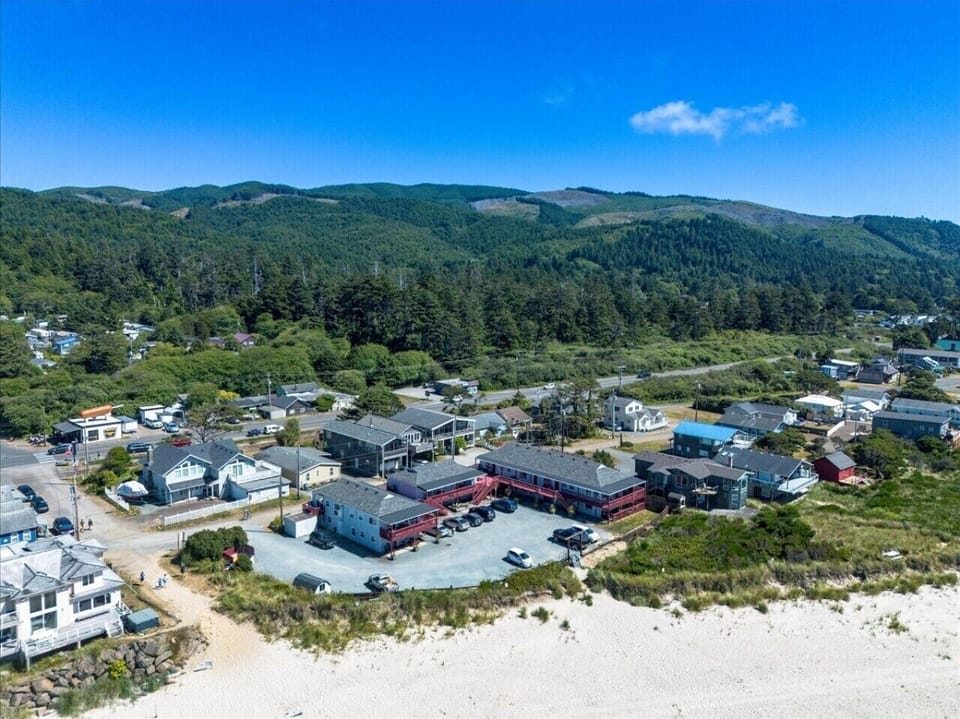 Just steps to the beach and Twin Rocks Views