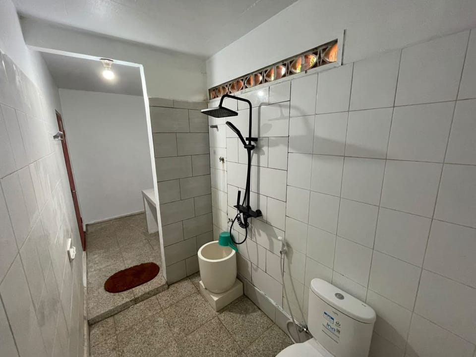Deluxe Double Room | Bathroom | Shower, rainfall showerhead, free toiletries, towels