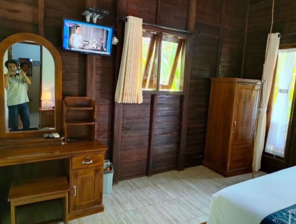 Suite | Desk, WiFi (free), bed sheets
