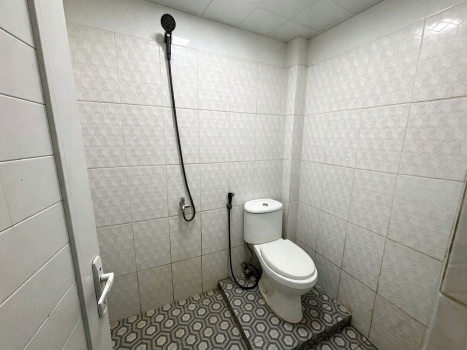 Standard Double Room | Bathroom | Shower, rainfall showerhead, free toiletries, towels