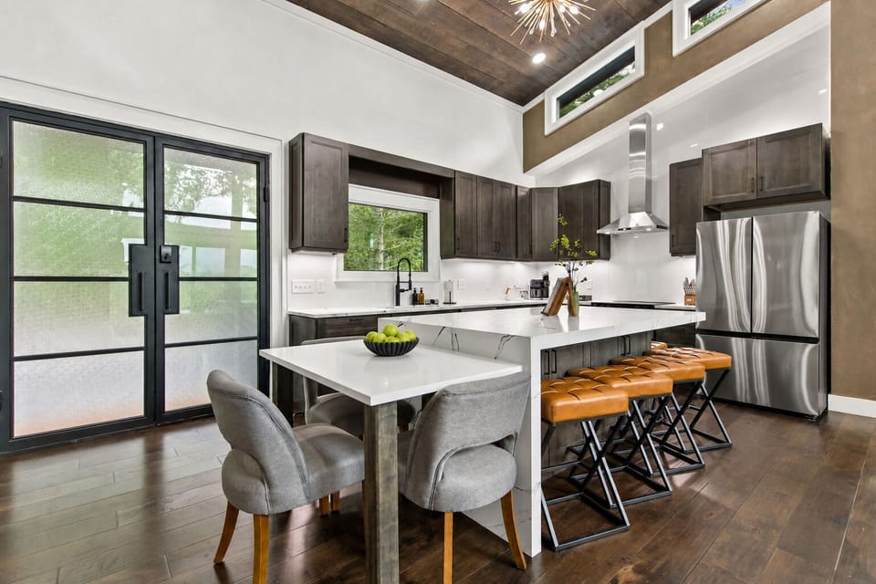 Welcome in to an open-concept kitchen made for slow breakfasts and long conversations. Soaring ceilings and warm, earthy tones.