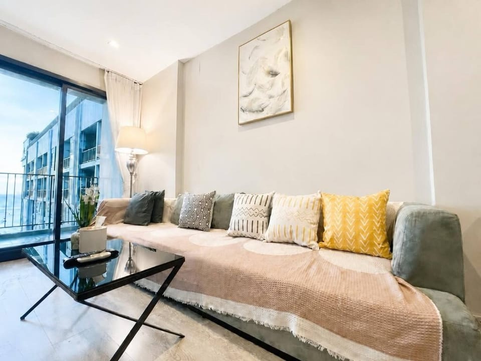 Apartment, 2 Bedrooms, Accessible, Smoking | Living area