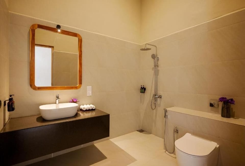 Standard Double Room, Balcony, Garden View | Bathroom | Shower, towels, soap, shampoo