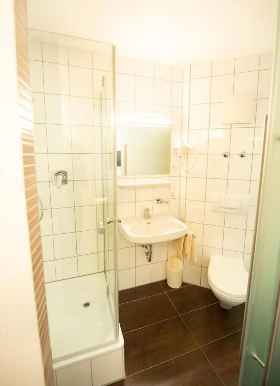 Standard Twin Room, Garden View | Bathroom | Shower, hair dryer, towels, soap