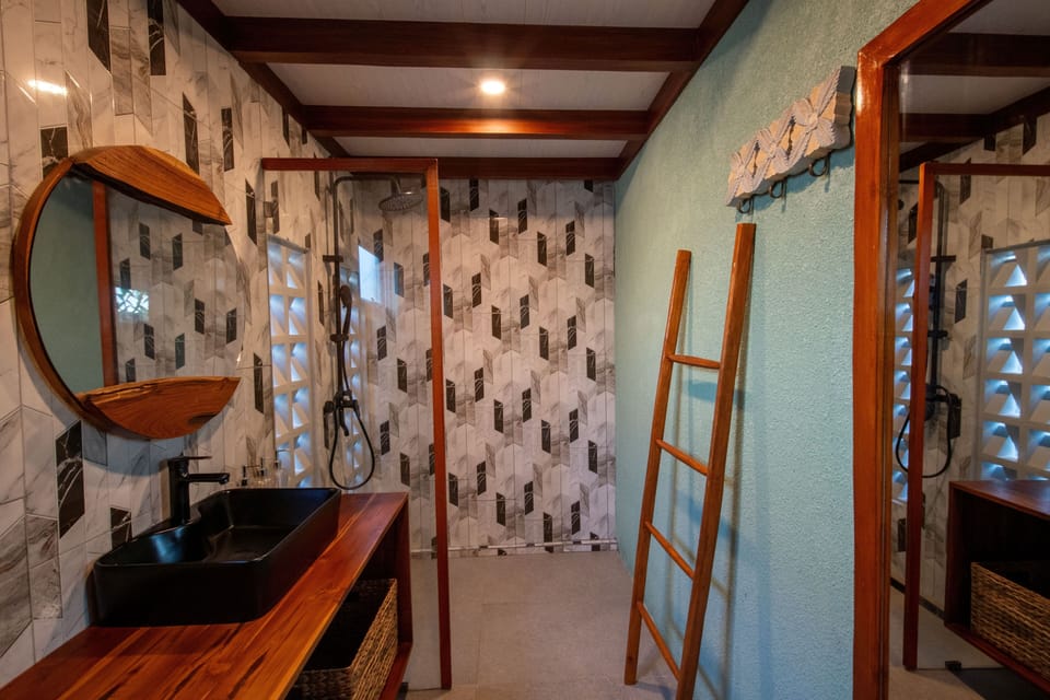 Shower, free toiletries, hair dryer, towels