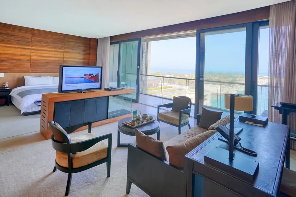 Minibar, in-room safe, blackout drapes, cribs (free)