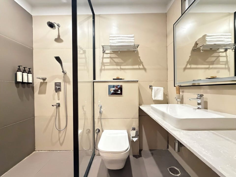 Luxury Suite | Bathroom | Shower, free toiletries, hair dryer, towels