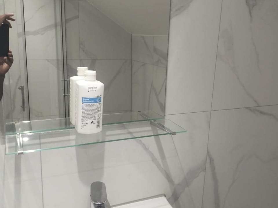 Shower, towels