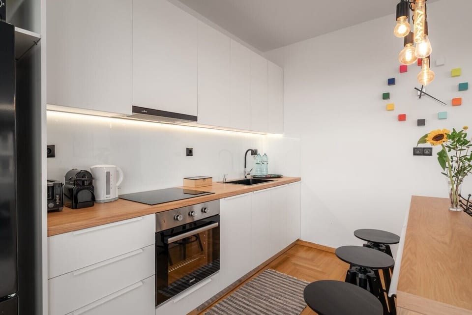 Fully equipped kitchen with oven, hob and coffee