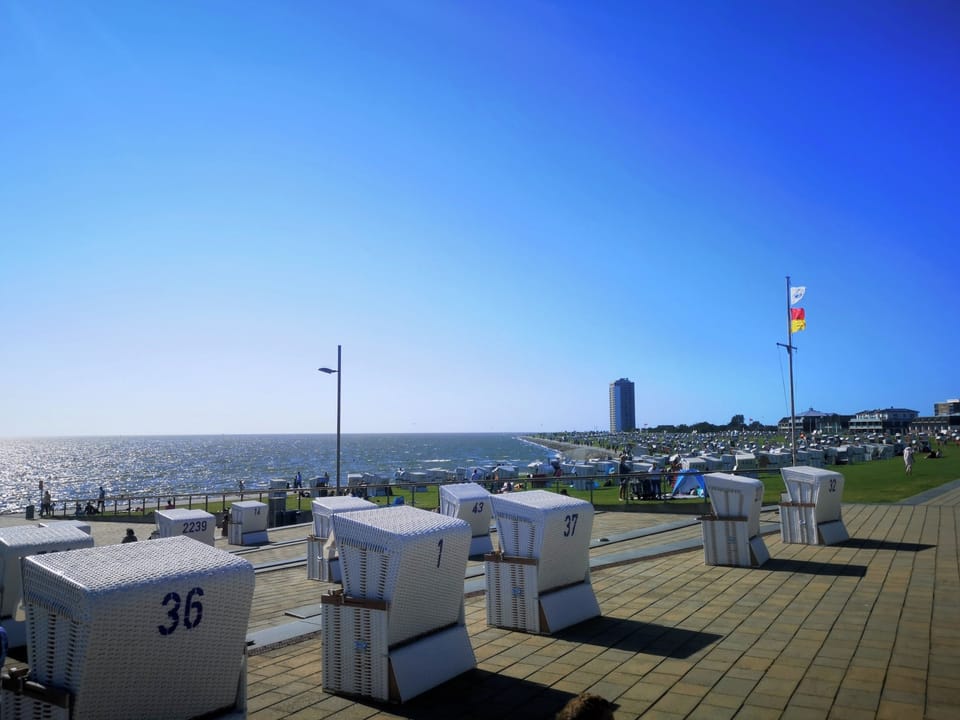 Büsumer Promenade mit Strand und Meer