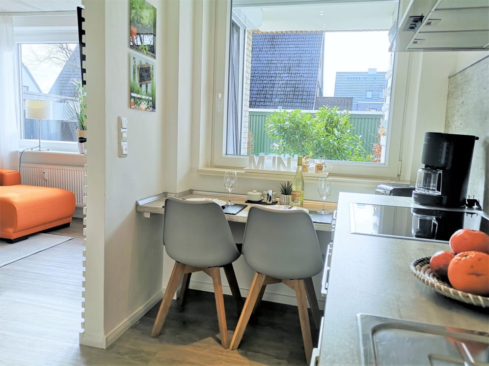 Essplatz mit Kaffeemaschine, Toaster und Ausblick in den Garten