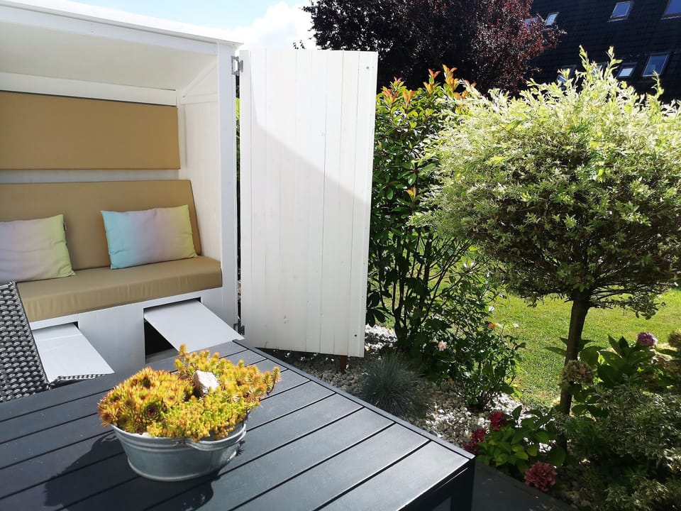 Windgeschützte Sitzlaube zum Entspannen auf der Terrasse