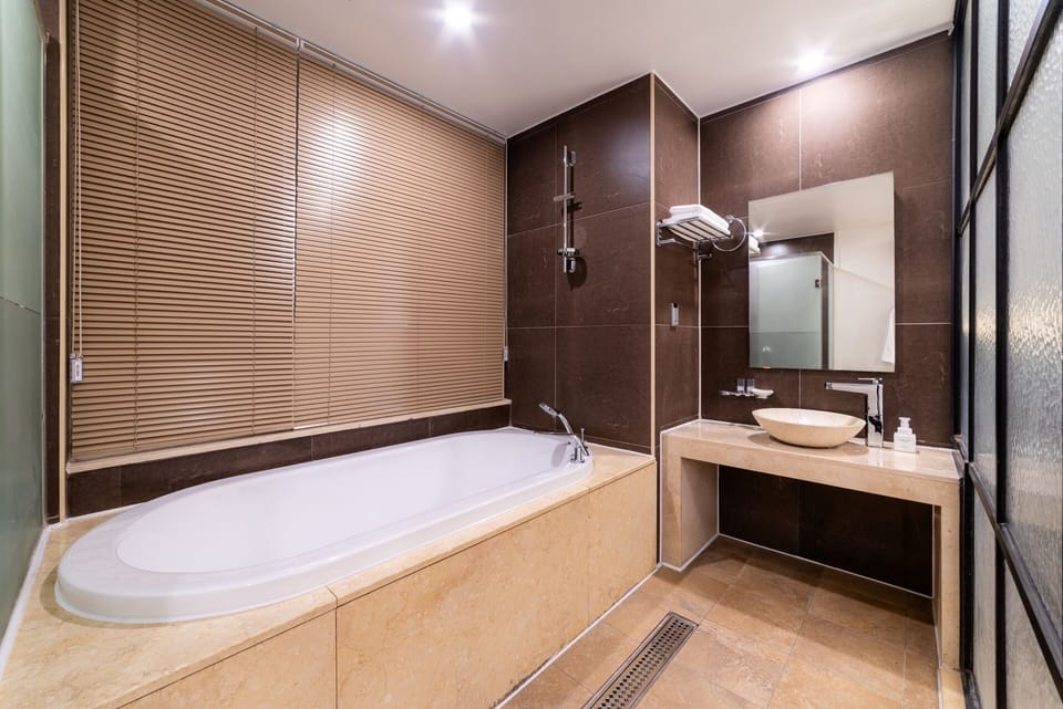 Standard Room | Bathroom | Hair dryer, towels, shampoo, toilet paper