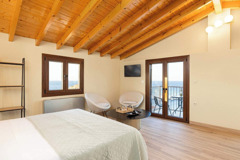 Open-plan suite with queen-size bed