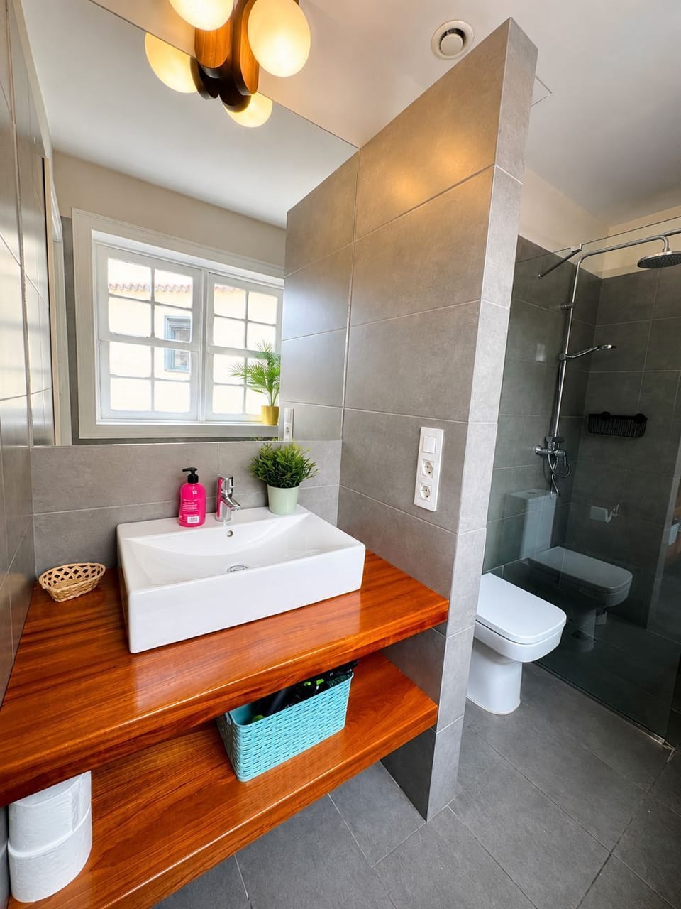 Deluxe Twin Room, Courtyard View | Bathroom | Shower, hair dryer, towels, soap