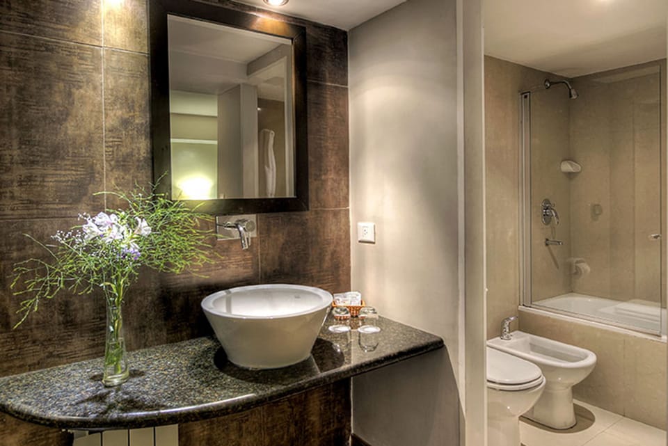 Combined shower/tub, deep soaking tub, free toiletries, hair dryer