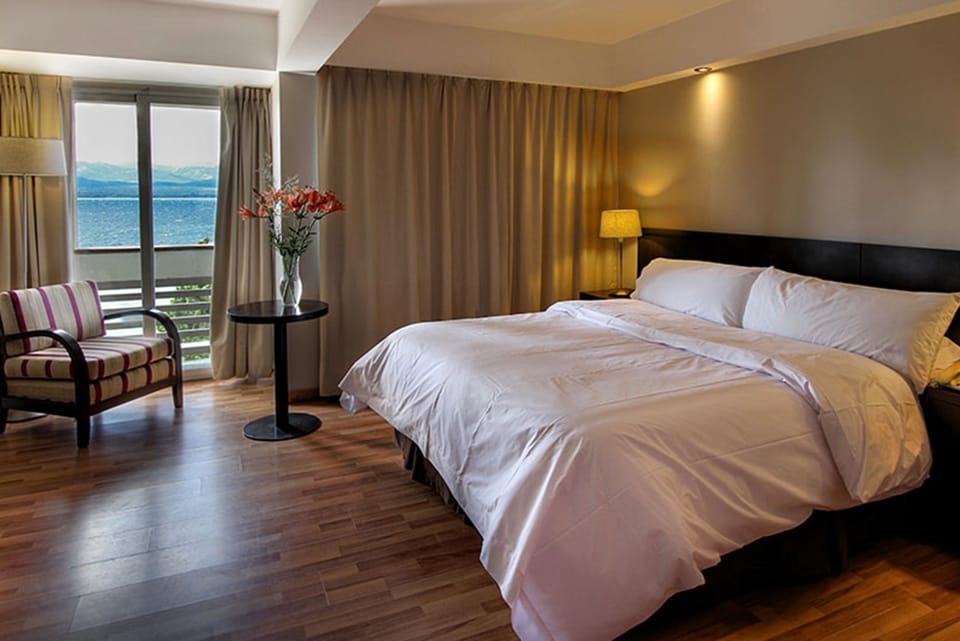 Premium bedding, in-room safe, blackout drapes, soundproofing