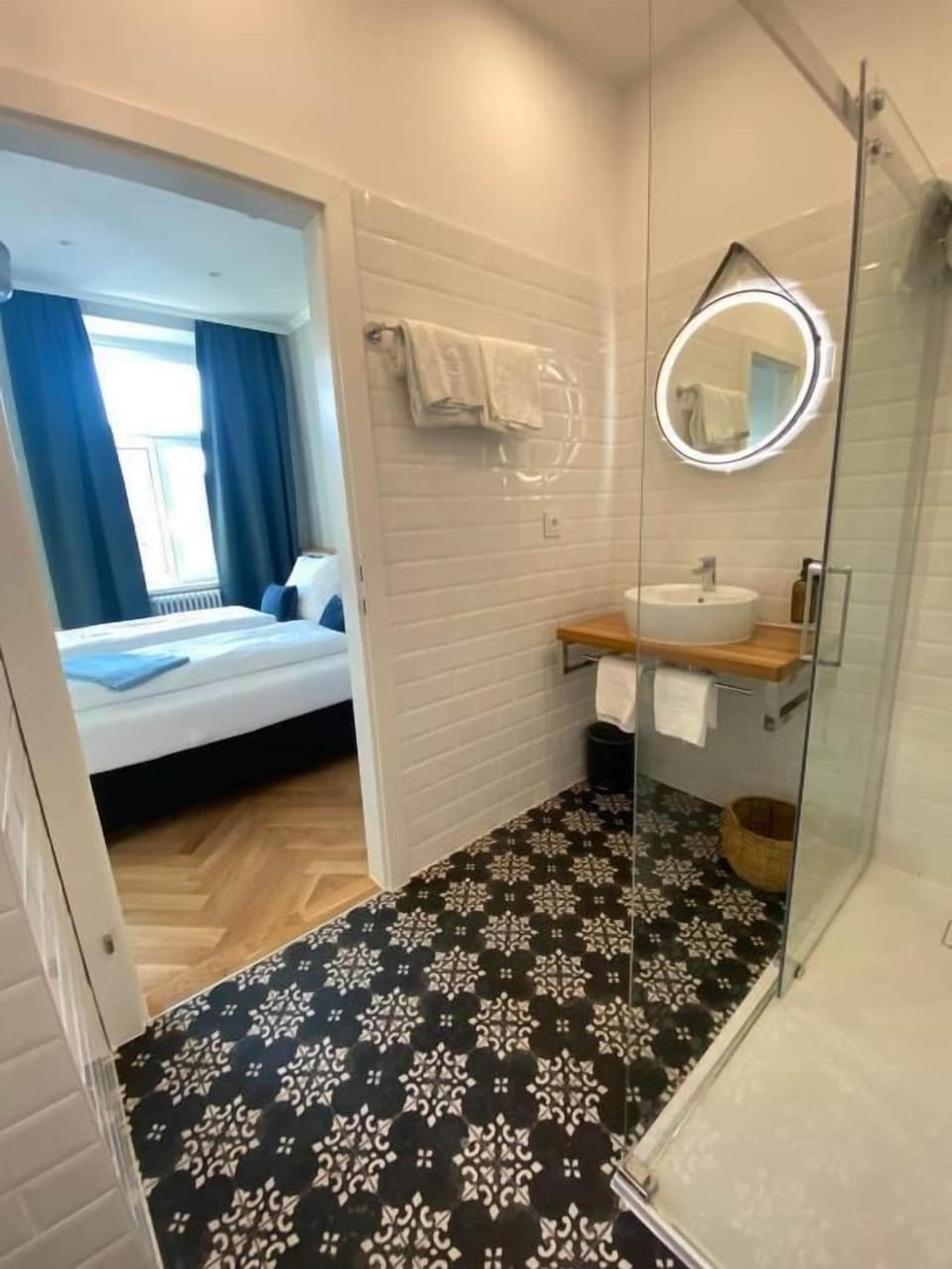 Superior Double Room, Non Smoking, Air conditioning | Bathroom | Hair dryer, towels, soap, shampoo