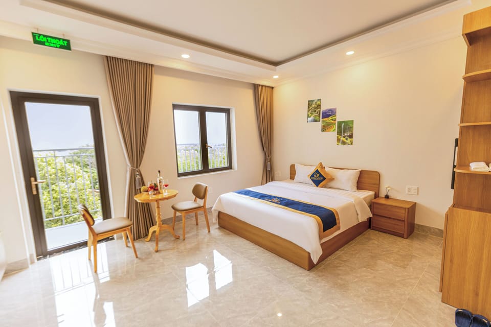 Premium bedding, minibar (some free items), desk, blackout drapes