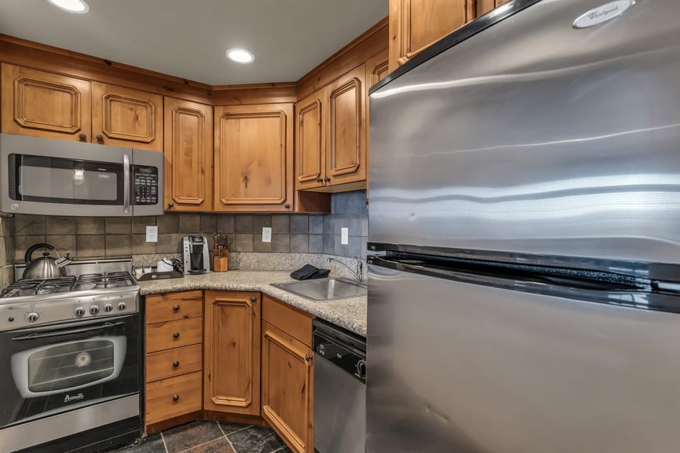 Condo, 1 King Bed with Sofa bed, Mountain View (Zermatt Suite) | Private kitchen