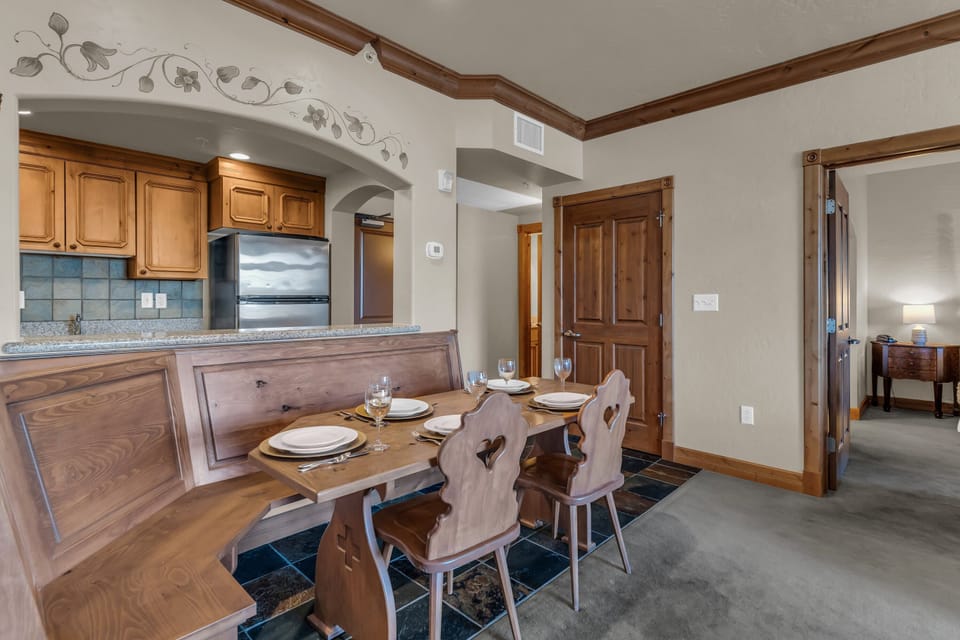 Condo, 1 King Bed with Sofa bed, Mountain View (Zermatt Suite) | Dining