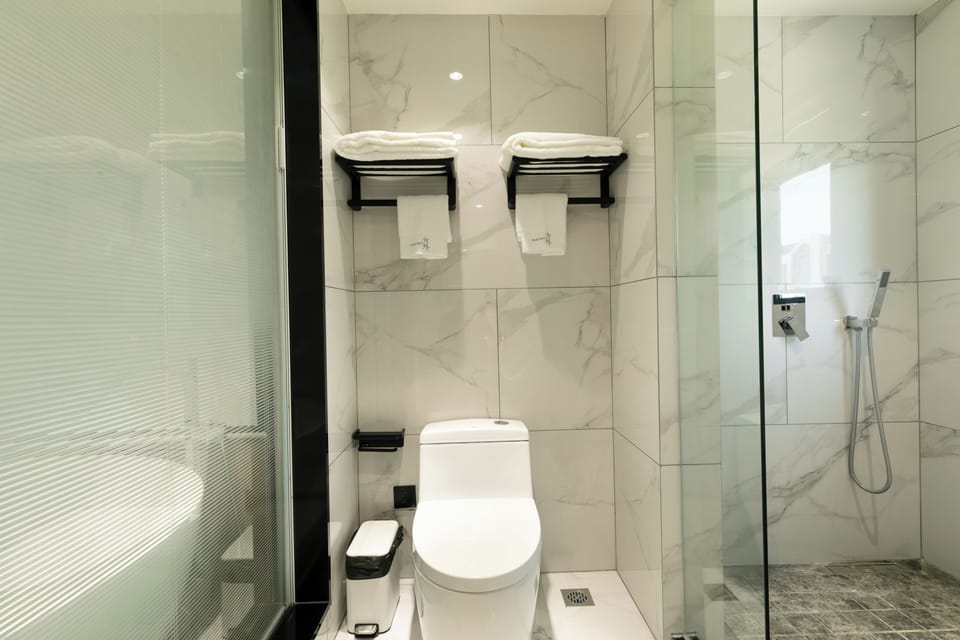 Deluxe Suite, Garden View, Poolside | Bathroom | Hair dryer, towels, soap, shampoo