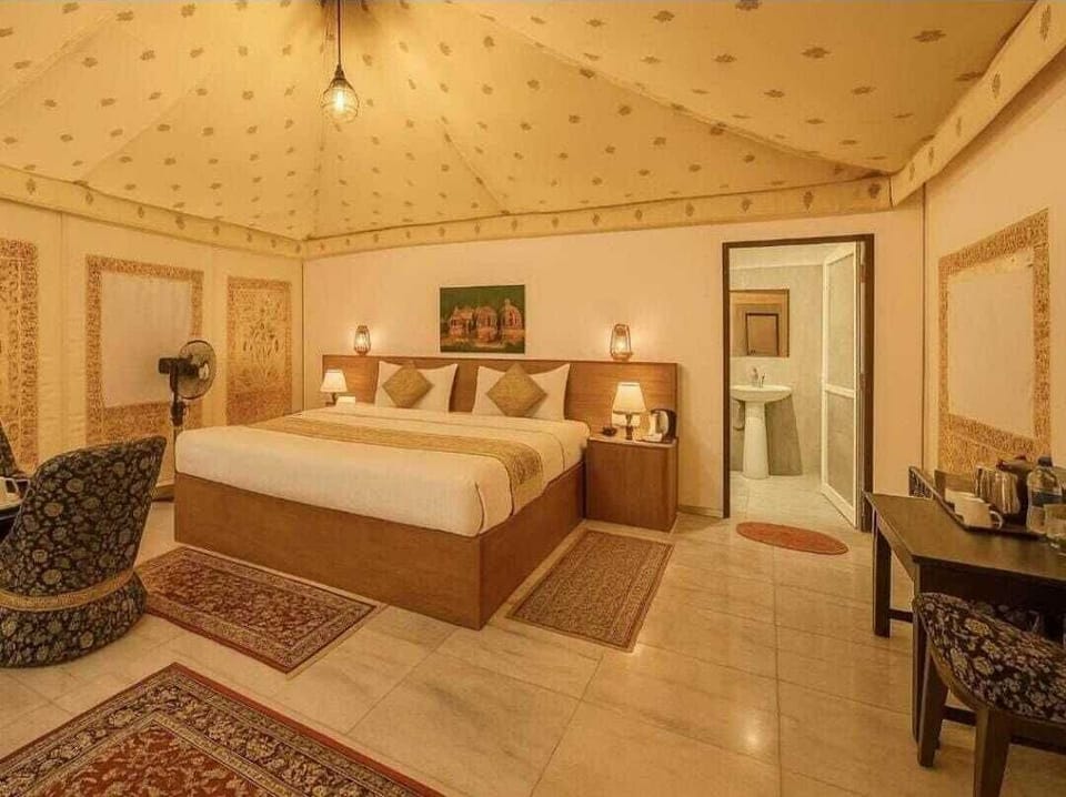 Luxury Room | Premium bedding, down comforters, memory foam beds, in-room safe