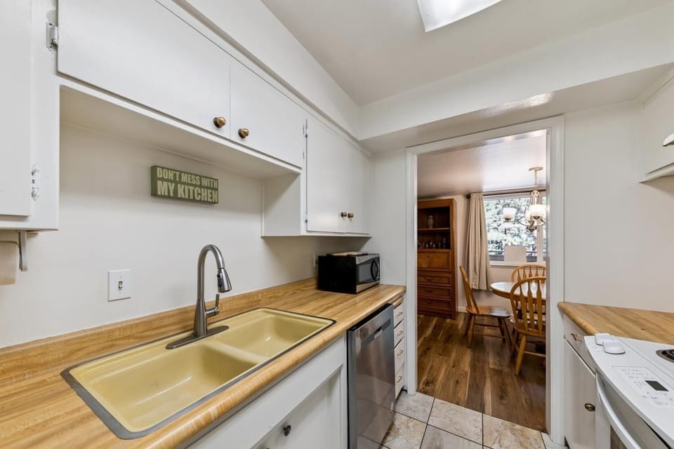 Condo, 3 Bedrooms | Private kitchen | Coffee/tea maker, fridge, oven, toaster