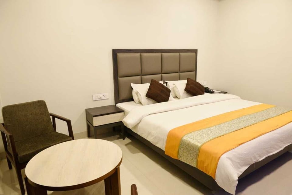 Deluxe Double Room, City View | Desk, WiFi (free)